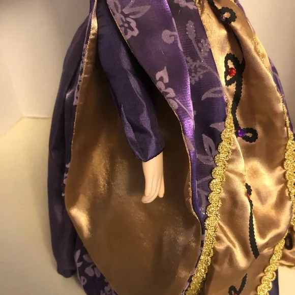 Gorgeous Porcelain Doll (Collectors Item) - Picture 9 of 9